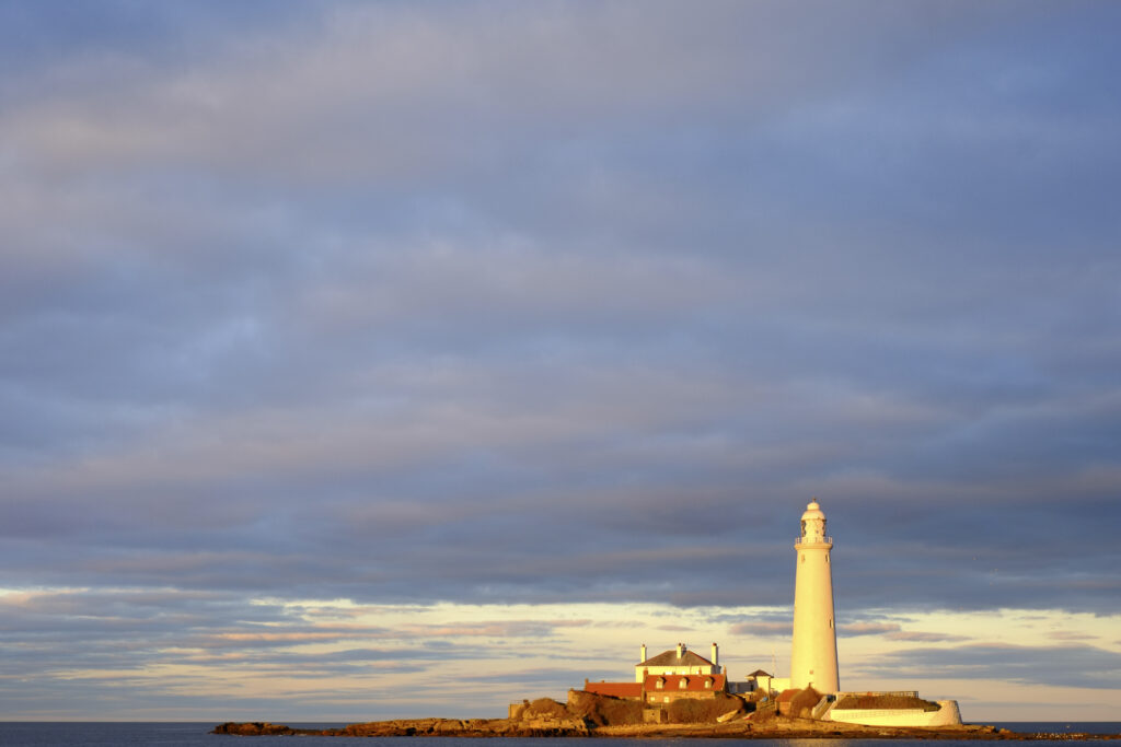 England, Tyne & Wear, St Marys Island & Lighthouse. St Mary's Island and Lighthouse near the town of Whitley Bay & the Northumberland Coast.