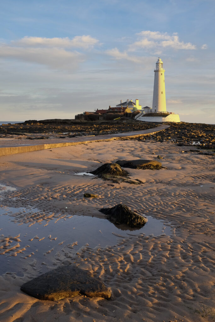 England, Tyne and Wear, St Mary's Island. Dawn at St Mary's Island and lighthouse, a popular location near Whitley Bay.