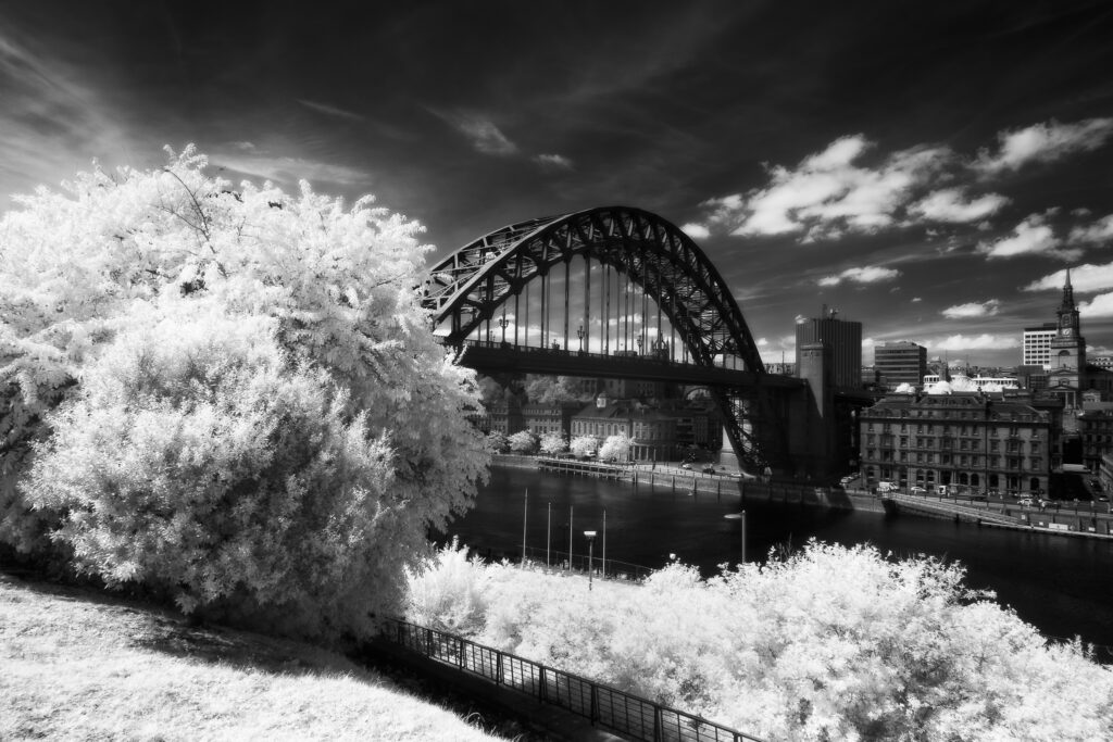 England, Tyne and Wear, Newcastle Quayside. The world famous Tyne Bridge spanning the River Tyne in England between Gateshead and Newcastle.