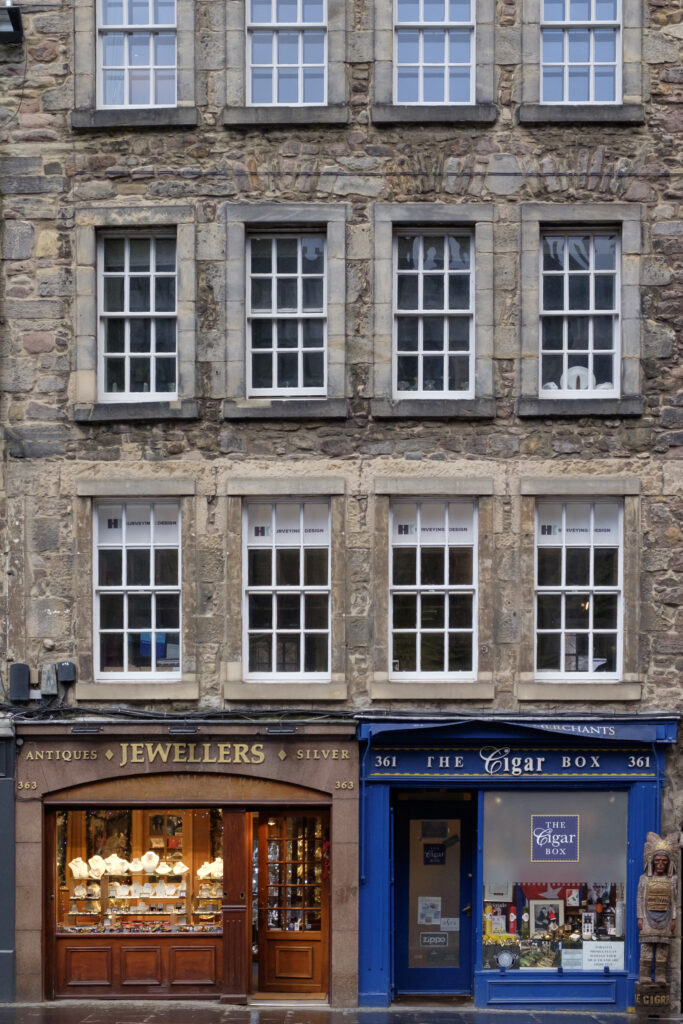 Scotland, Edinburgh, The Royal Mile. Traditional shops and buildings located along the Royal Mile in Edinburgh.