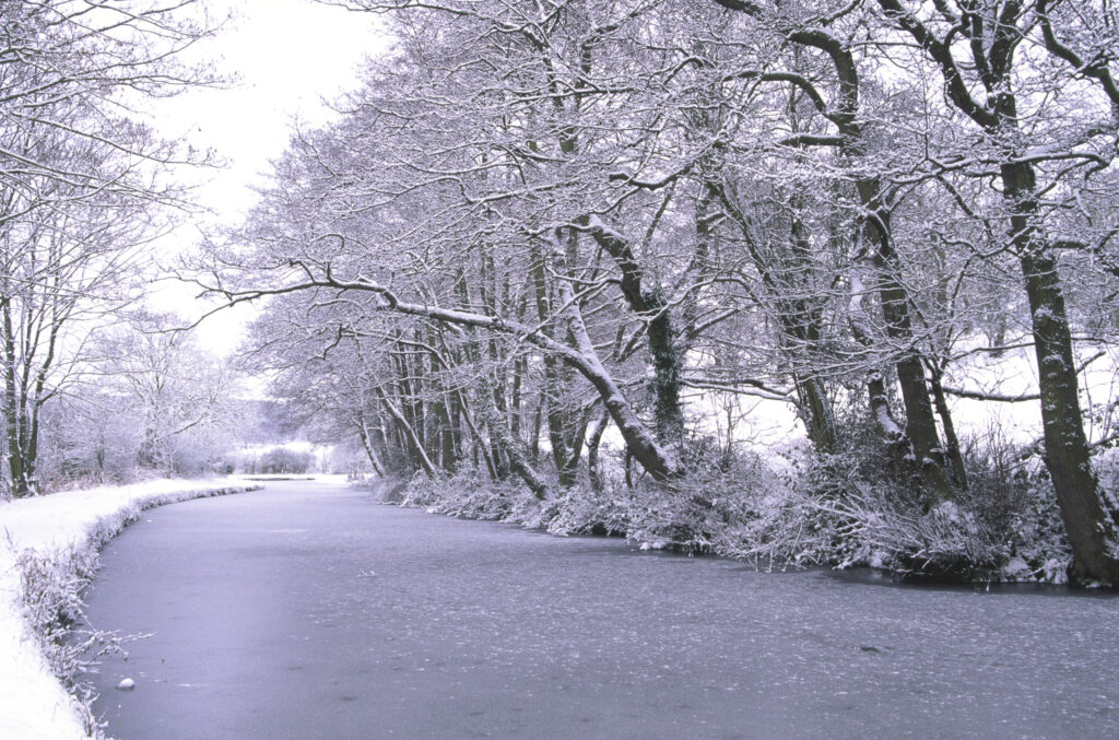 ENGLAND, West Midlands, Wordsley. The Staffordshire Worcestshire Canal shortly after a winter snowfall.