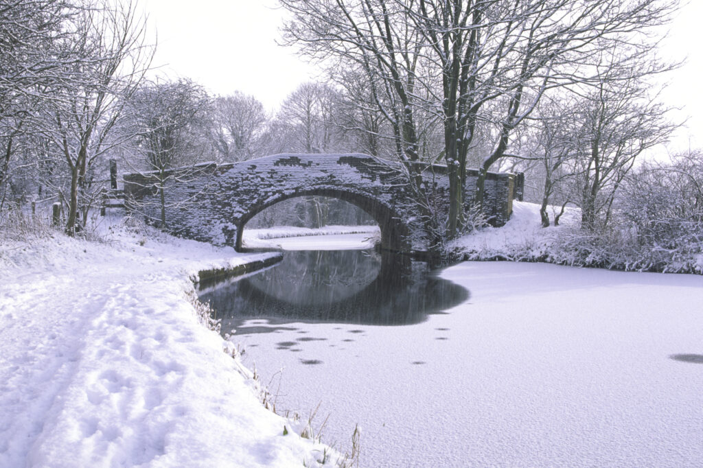 ENGLAND, West Midlands, Wordsley. The Staffordshire Worcestshire Canal shortly after a winter snowfall.