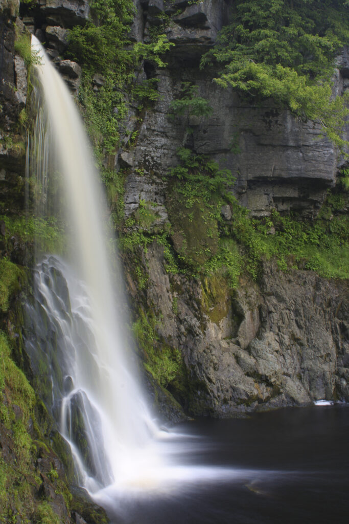 ENGLAND, Yorkshire, Yorkshire Dales National Park. The fast flowing waters of the Thornton Force waterfall, near Ingleton.