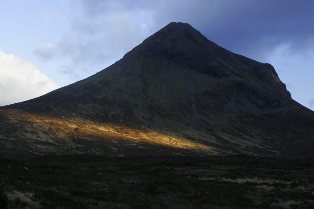 Scotland, Isle of Skye, Glen Sligachan. Evening light iluminates the red hues of the wild mountain landscape of Glen Sligachan