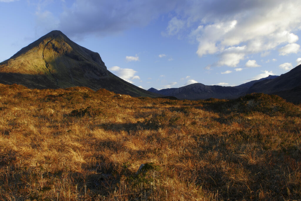 Scotland, Isle of Skye, Glen Sligachan. Evening light iluminates the red hues of the wild mountain landscape of Glen Sligachan