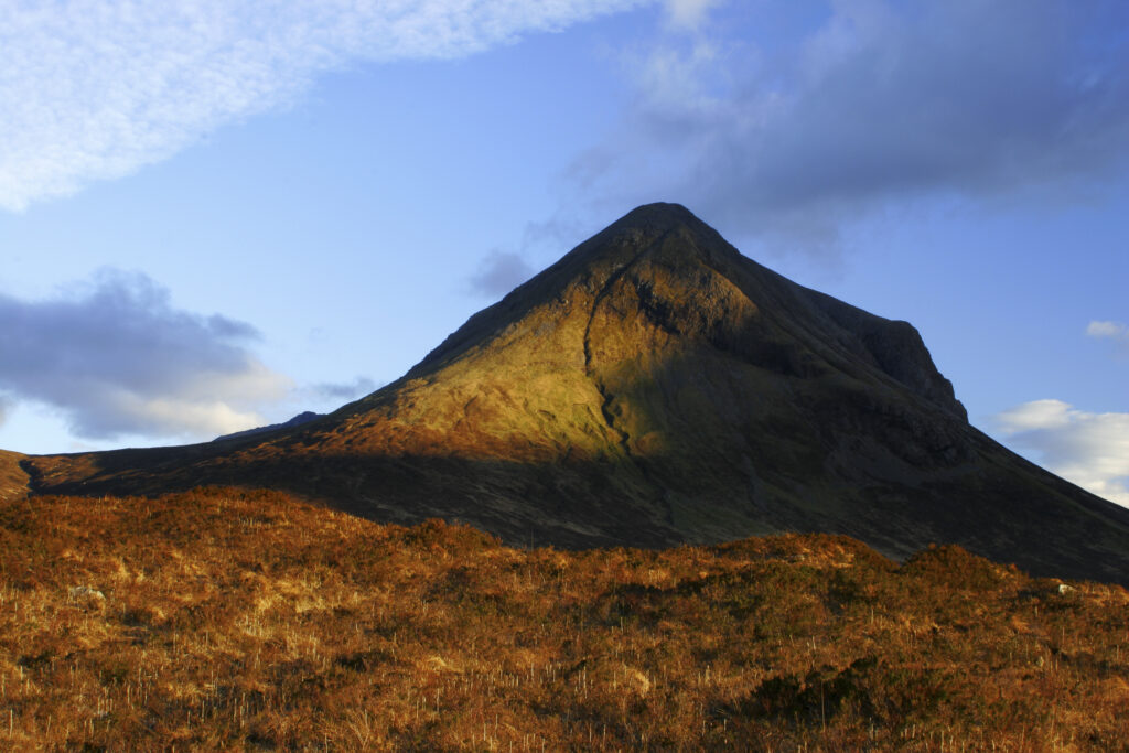 Scotland, Isle of Skye, Glen Sligachan. Evening light iluminates the red hues of the wild mountain landscape of Glen Sligachan