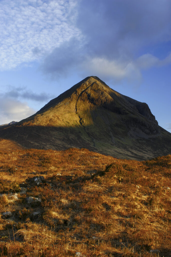 Scotland, Isle of Skye, Glen Sligachan. Evening light iluminates the red hues of the wild mountain landscape of Glen Sligachan