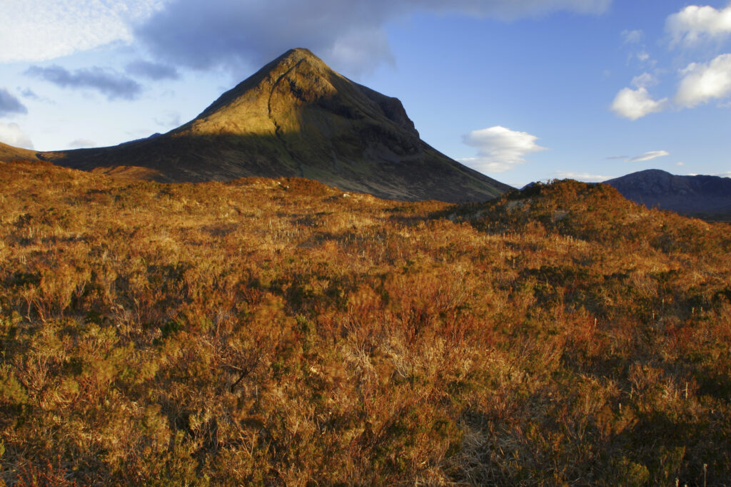 Scotland Isle of Skye Glen Sligachan Evening light iluminates the red hues of the wild mountain landscape of Glen Sligachan