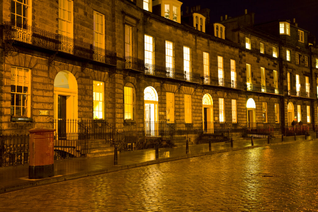 Scotland, Edinburgh, New Town. Cobbled road and Georgian buildings in the New Town.