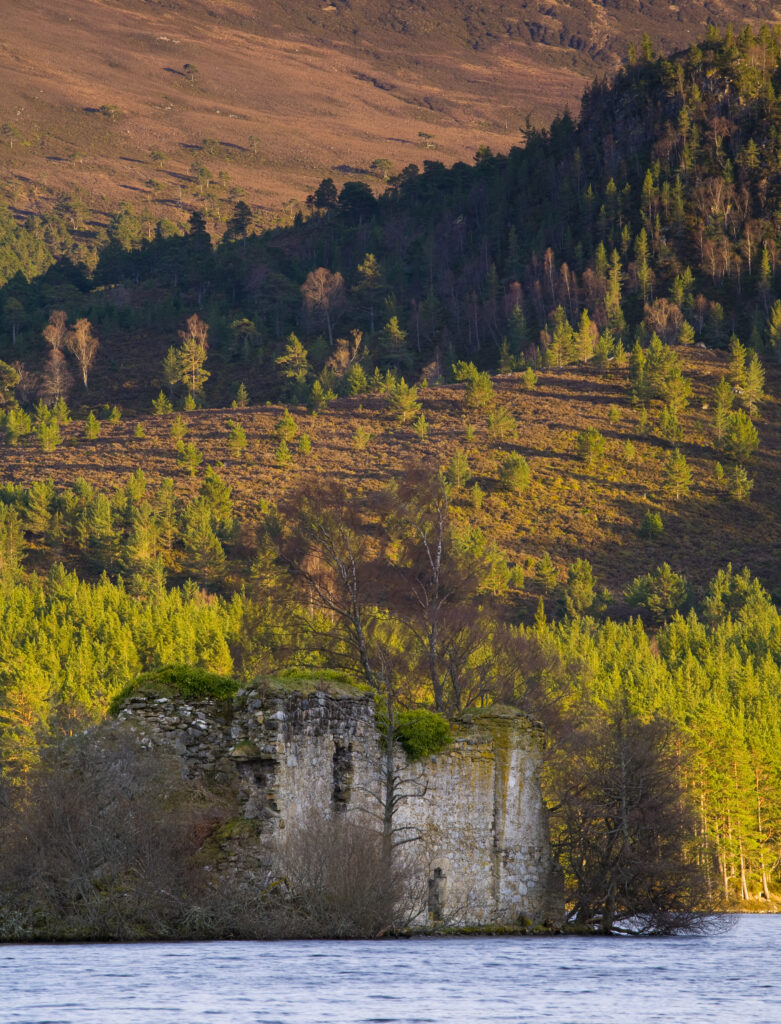 Scotland, Scottish Highlands, Cairngorms National Park. Castle located on Loch an Eilein, surrounded by the Caledonian Forest of the Rothiemurchus Estate.