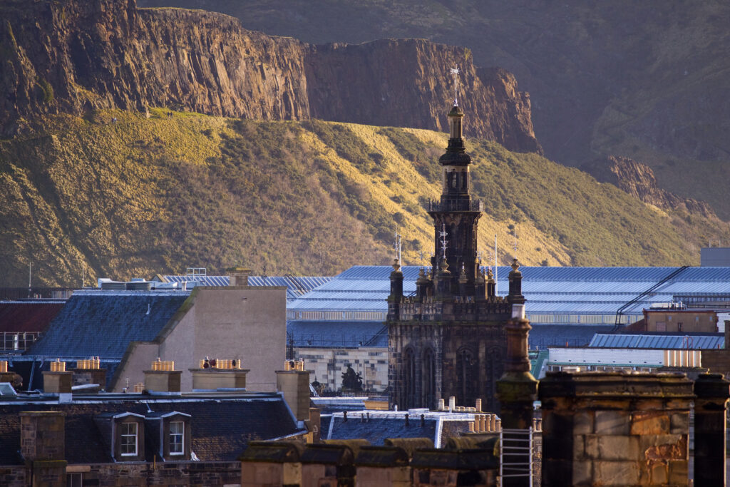 Scotland, Edinburgh, Edinburgh City. View overlooking the Old Town situated alongside the extinct volcano known as Arthurs Seat.