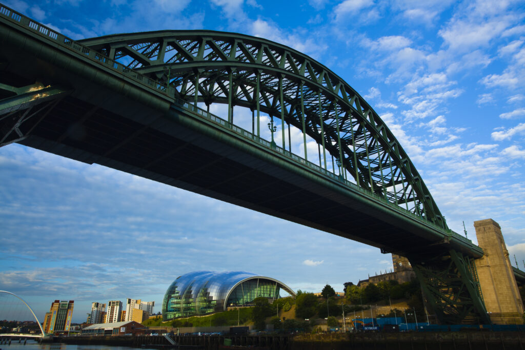 England, Newcastle upon Tyne, The Tyne Bridge. The iconic Tyne Bridge, stretching across the River Tyne Quayside.