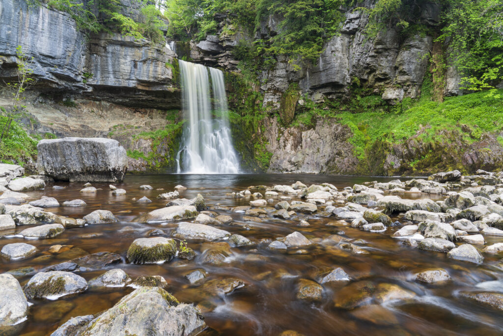 Englabd, Yorkshire, Yorkshire Dales National Park. The fast flowing waters of the Thornton Force waterfall, near Ingleton.