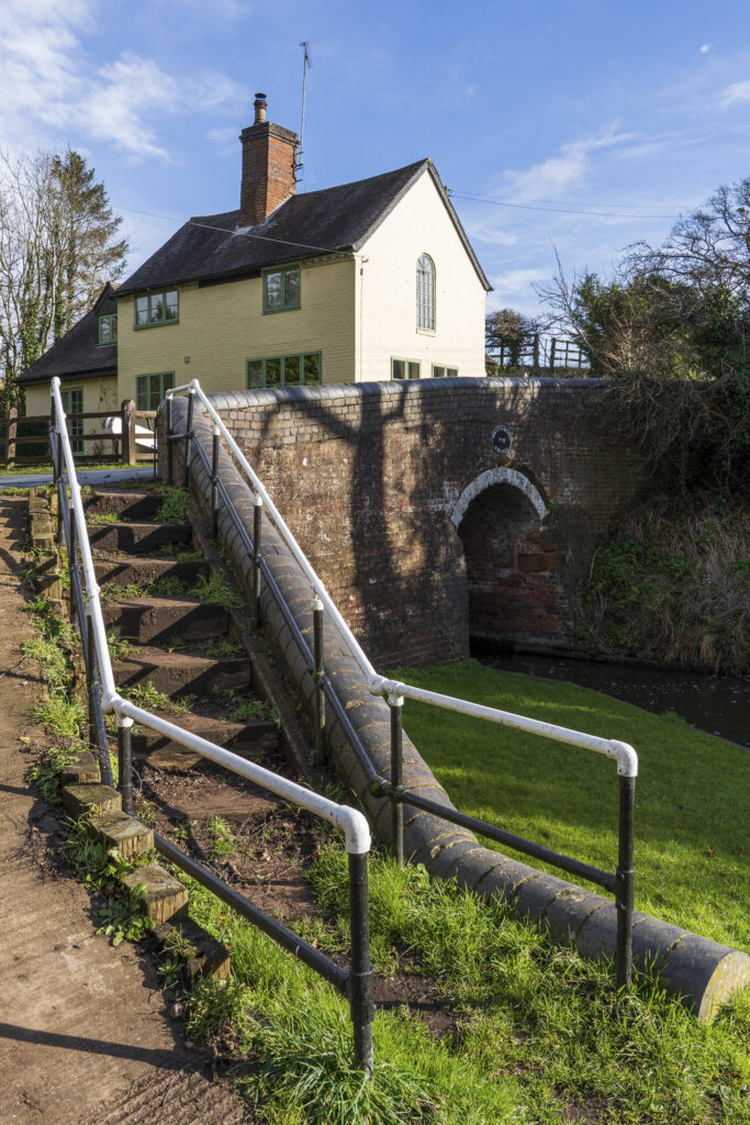 England, West Midlands, Kinver. Stone house and bridge crossing the Staffordshire and Worcestershire Canal near Kinver