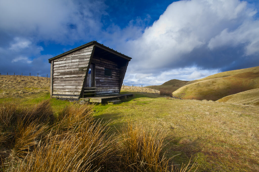England, Northumberland, Northumberland National Park. Yearning Saddle / Lamb Hill Refuge Hut, located along the Pennine Way long distance track as it runs through the Cheviot Hills near the Scottish Border.