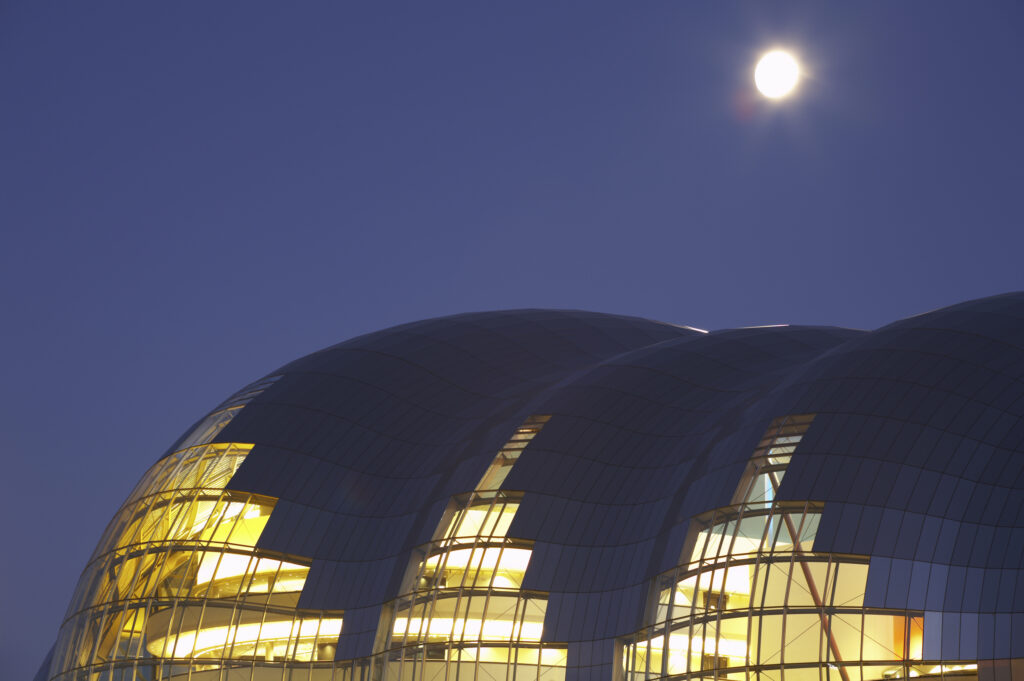 England, Tyne & Wear, Newcastle Upon Tyne. The Sage gateshead building, viewed at night from the Newcastle Upon Tyne quayside.
