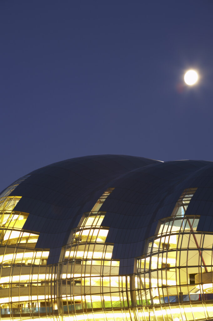 England, Tyne & Wear, Newcastle Upon Tyne. The Sage gateshead building, viewed at night from the Newcastle Upon Tyne quayside.