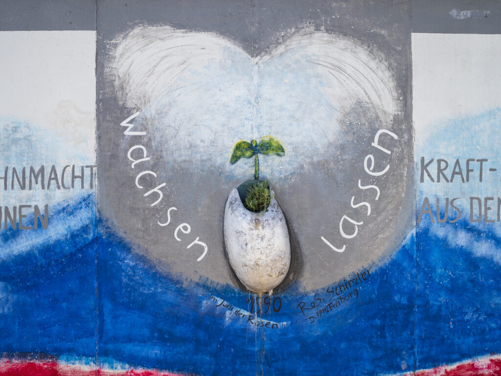 Germany, Berlin, Berlin East Side Gallery. Street art and murals on the Berlin Wall at the area now known as the Berlin East Side Gallery.