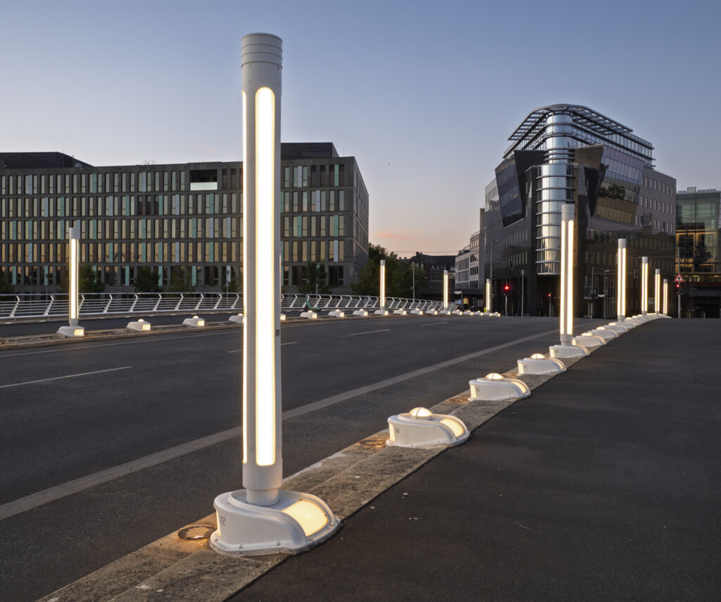 Germany, Berlin, Kronprinzenbrücke. Crown Prince Bridge looking towards the Federal Press Conference building (Bundespressekonferenz).