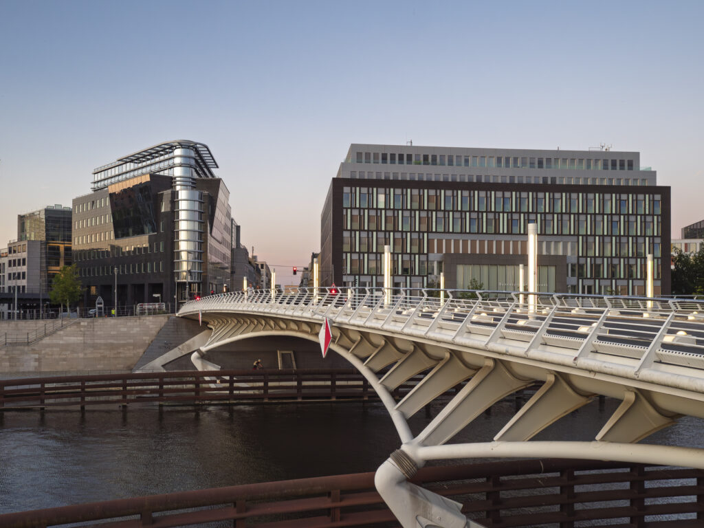 Germany, Berlin, Kronprinzenbrücke. Crown Prince Bridge looking towards the Federal Press Conference building (Bundespressekonferenz).